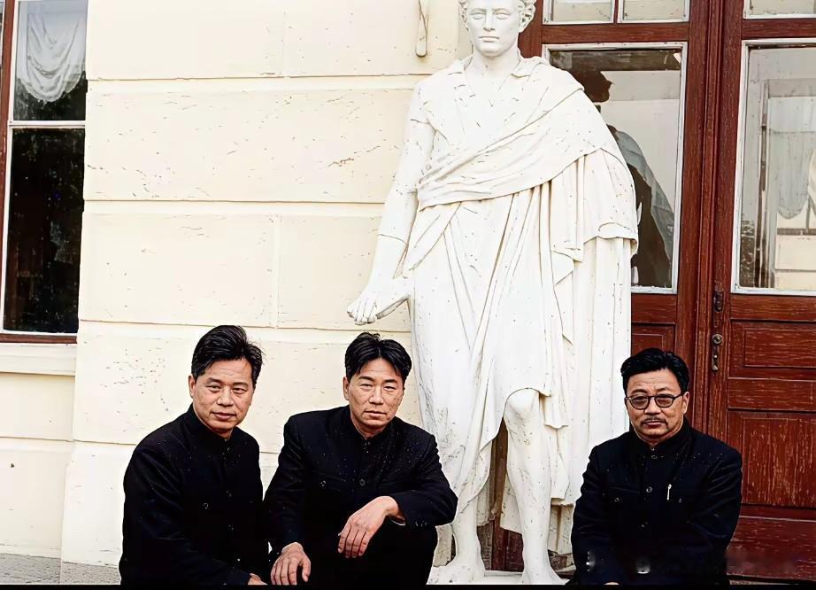 1950年莫斯科，从左至右：罗青长、毛岸英、李克农。