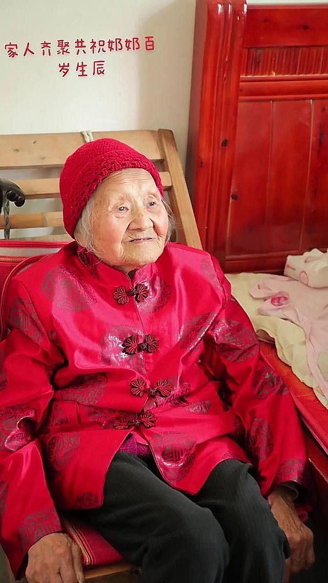 这张照片里的老奶奶今年刚好100周岁，且眼不花、耳不聋，能在亲朋好友的喜宴上大口