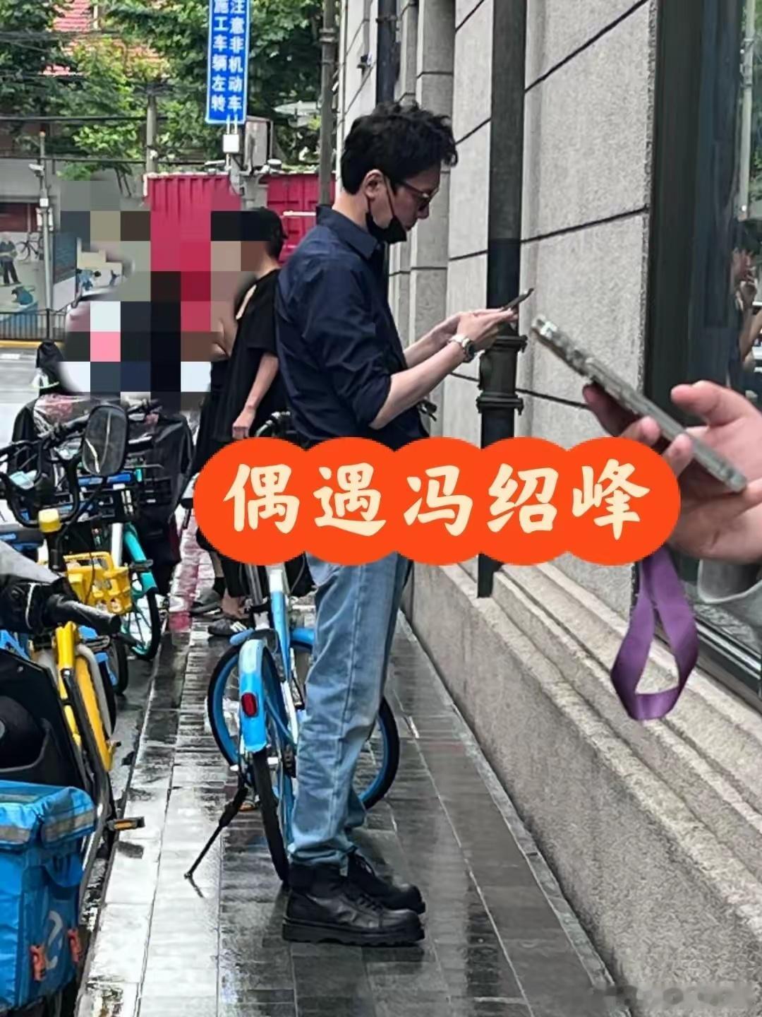 #冯绍峰带儿子看舞台剧##冯绍峰带儿子看奥特曼舞台剧# 冯绍峰带儿子看舞台剧被偶