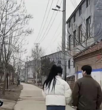 19 岁的刘某美与已婚村支书胡某银，一场始于宾馆的相遇，开启了近五年的金钱往来。