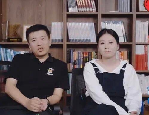 张雪峰老婆李丽婧是博士，选择跟他闪婚！张雪峰的老婆李丽婧是个博士和张雪峰见面40