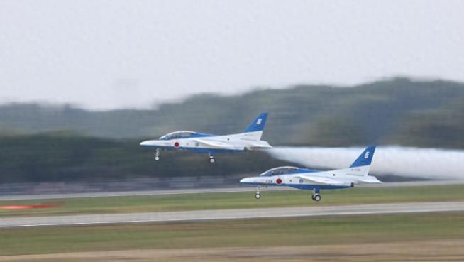 日本自卫队战机频频“掉链子”，小到金属部件，大到机翼配件说掉就掉，还多半找不回来