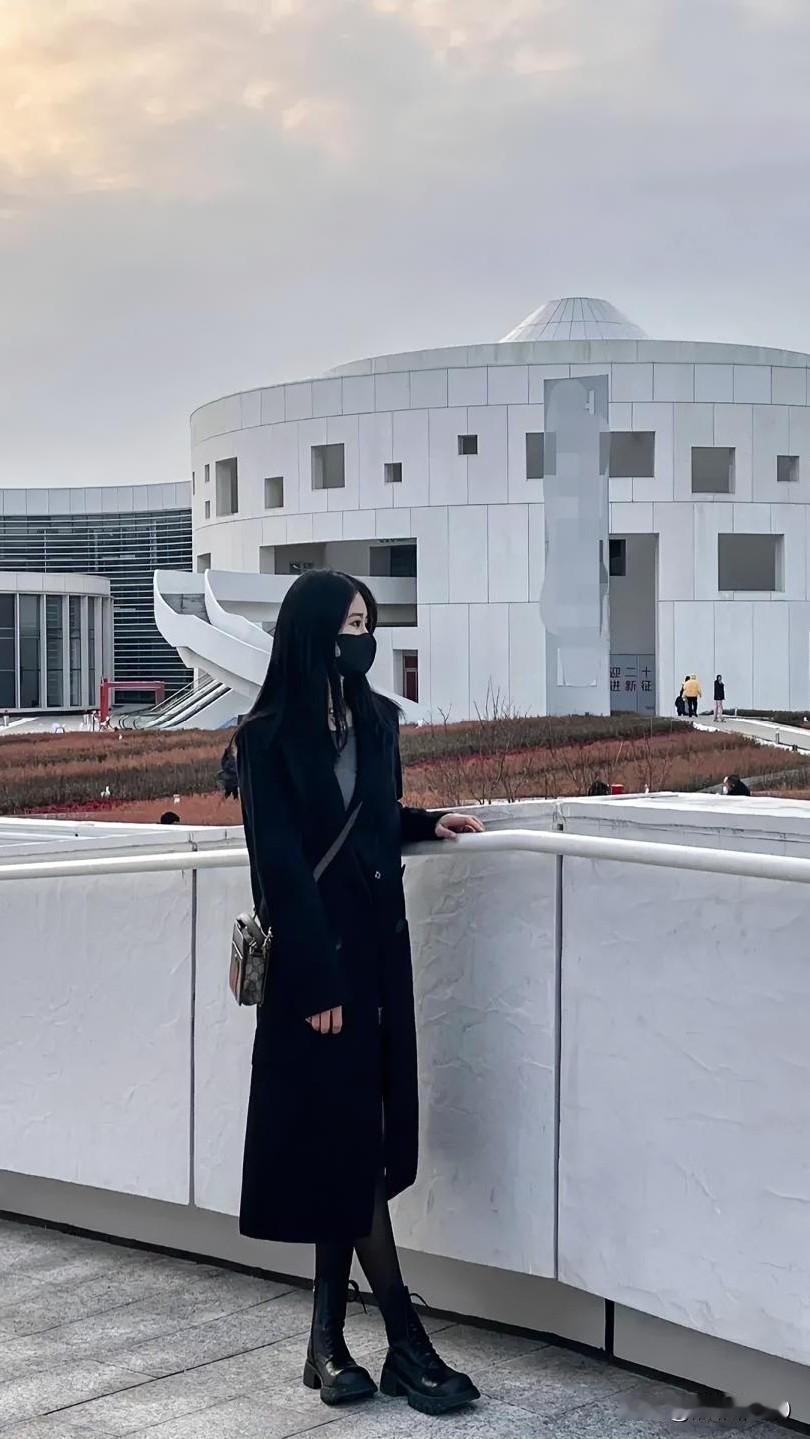 冬至暖胃又暖心

今早在食堂吃早餐，大姐笑盈盈地端来一碗饺子：“冬至快乐，免费的