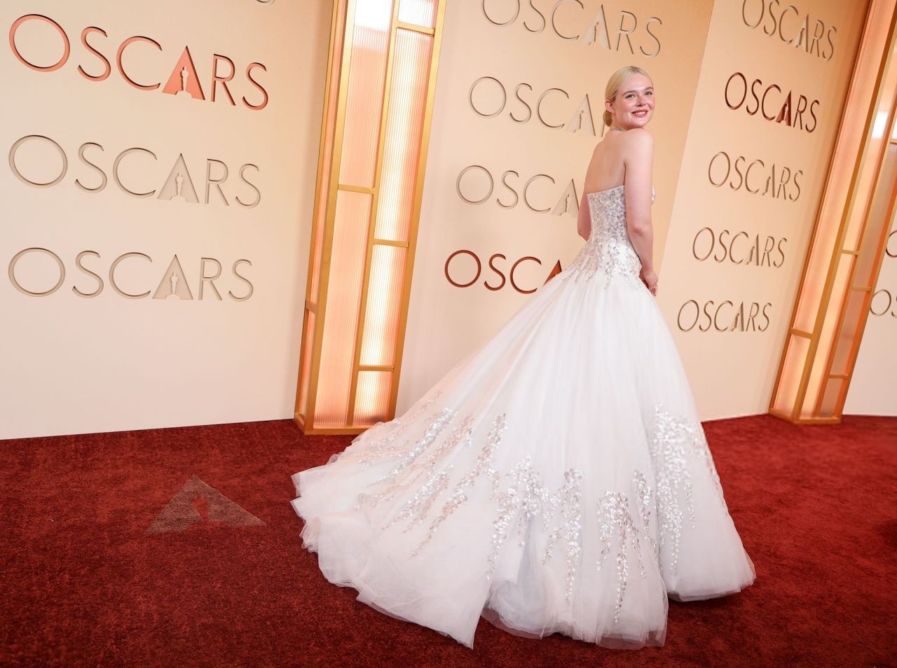 Elle Fanning白色刺绣饰抹胸及地长裙亮相第 98 届奥斯卡颁奖典礼红毯