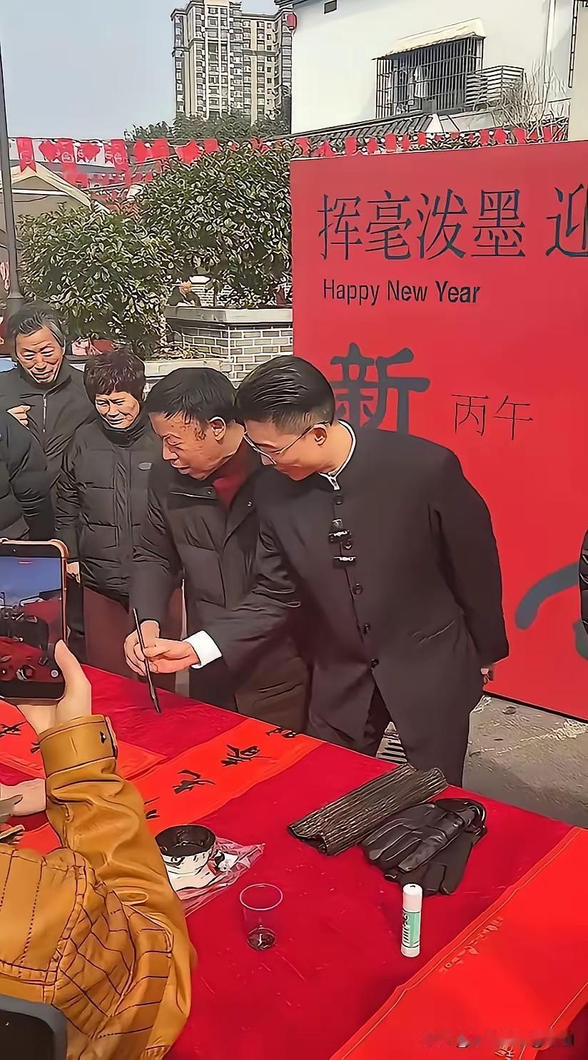 尽管他红的发紫，
但“挥毫泼墨”用在他身上，
你认为合适吗？