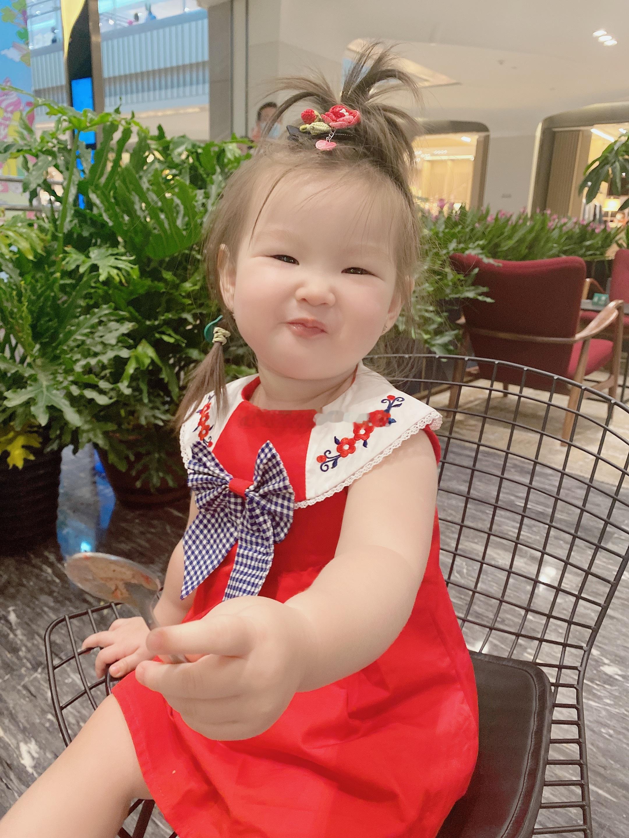 最近这人饭量很大但也不会有这么圆的脸了（变大人以后不好说） ​​​