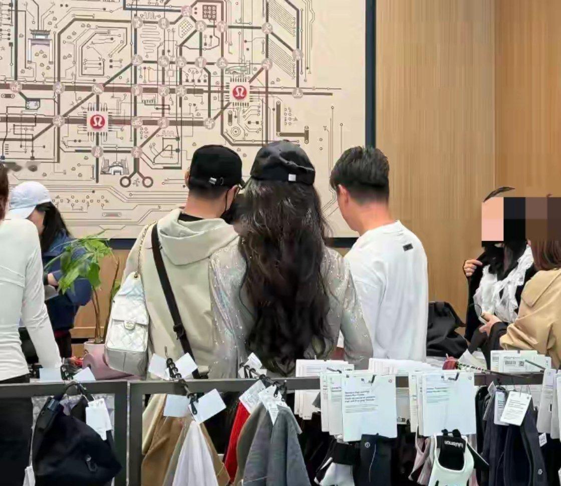 汪峰和森林北现身机场，假期带女友逛街又度假，章子怡负责带两娃 