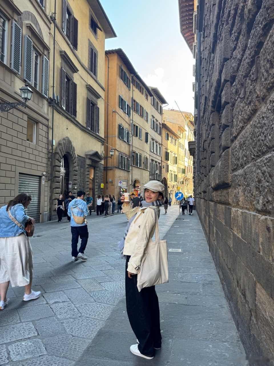 张婧仪中秋营业照张婧仪中秋plog快来接收我仪的中秋plog～美疯了 ​​​