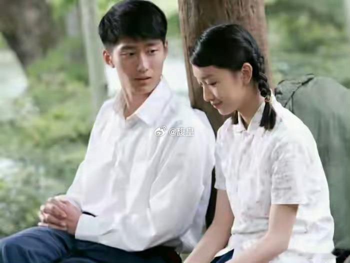 2010年张艺谋与电影《山楂树之恋》男女主演窦骁和周冬雨的合影。当时窦骁22岁，