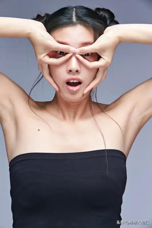 阳光开朗的女孩谁能不爱呢？我身边就有这样的女孩，她就像小太阳。
每次聚会，她都能