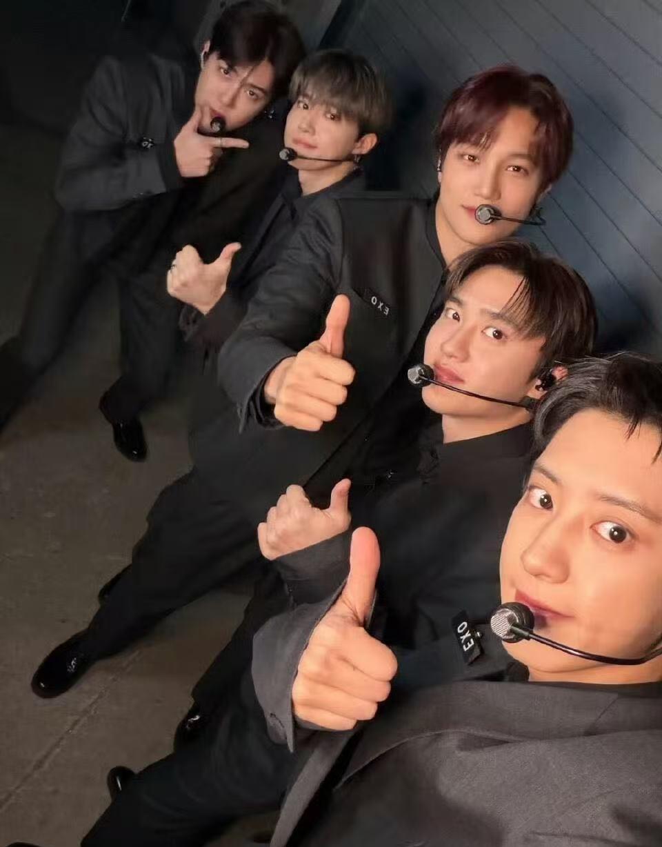 EXO五人新合照mma更新exo后台合照，这个吴世勋好帅mma更新exo后台合照