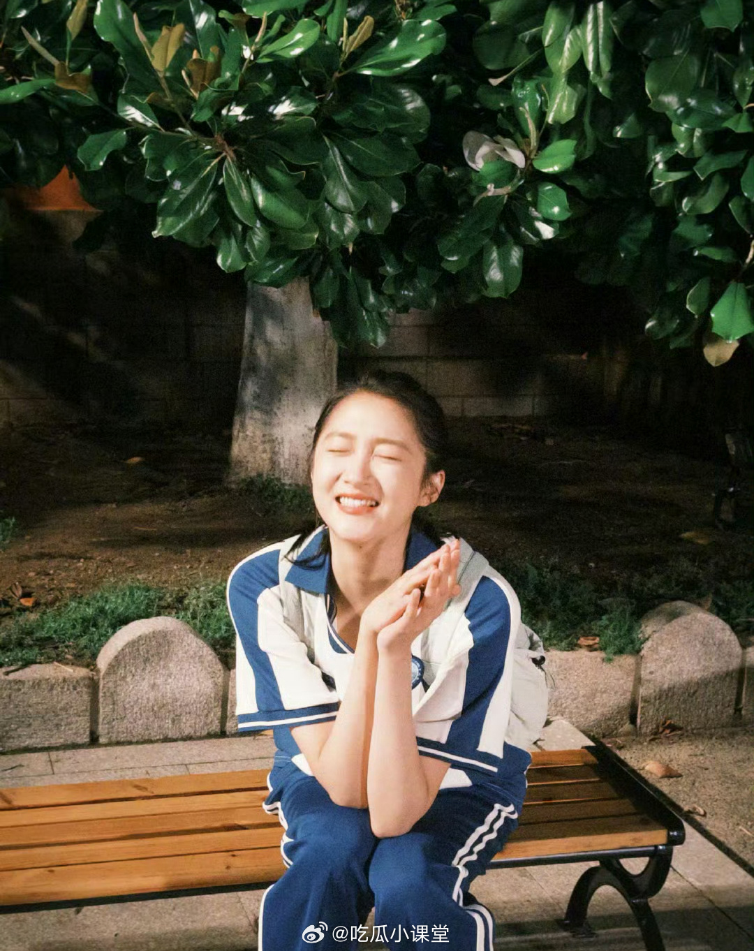 关晓彤闭眼笑颜一身校服高马尾，这青春感真是要溢出屏幕了，高挑的身材完美的颜值。有