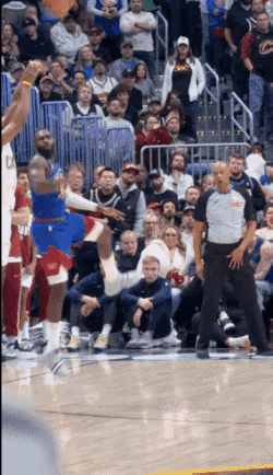 哈登审判之投绝平掘金，骑士在没有裁判照顾之下还能逼平绝杀掘金，不得不说在拥有哈登