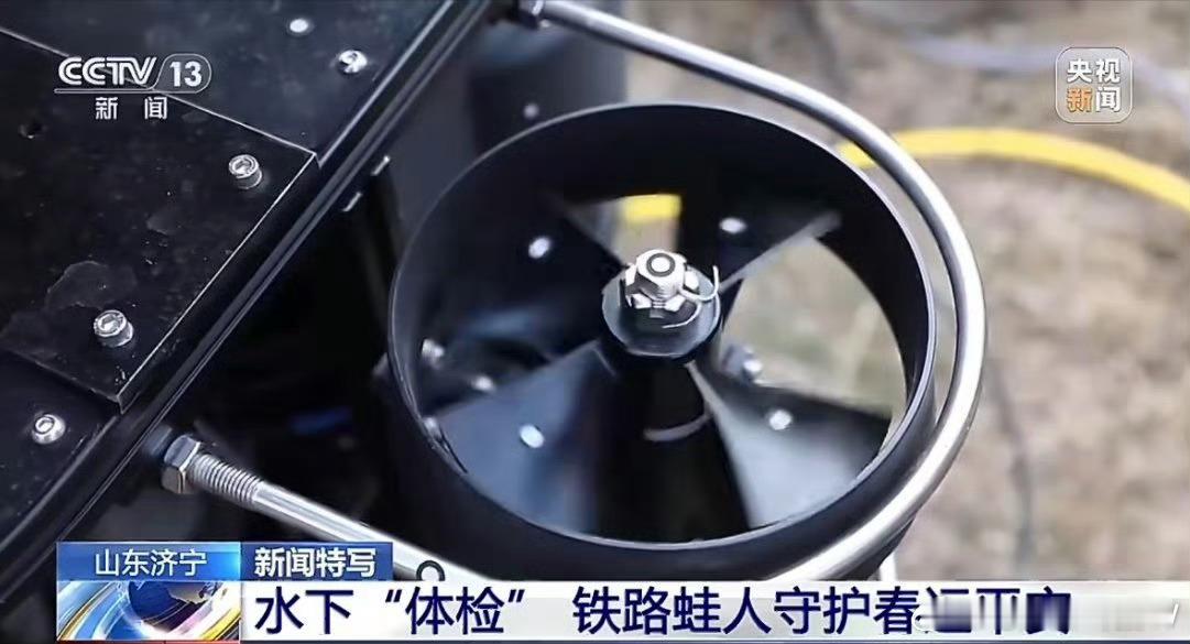 机器人开始忙春运了之前登场还是扶着走的春晚跳舞机器人，现在开始大规模的下场辅助工