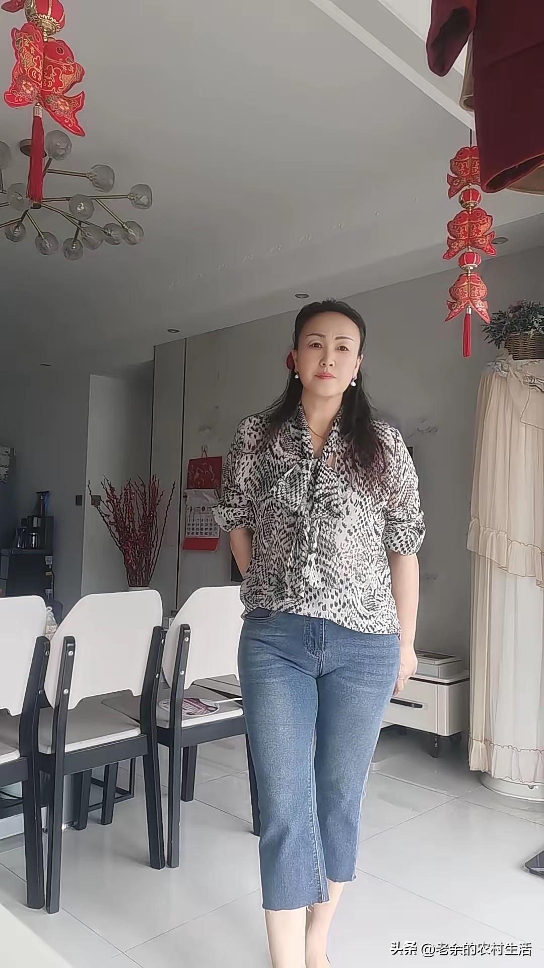 女人不要讲老公的坏话
不管是家里
还是在外面
都不能讲老公的坏话
更加不能骂自己