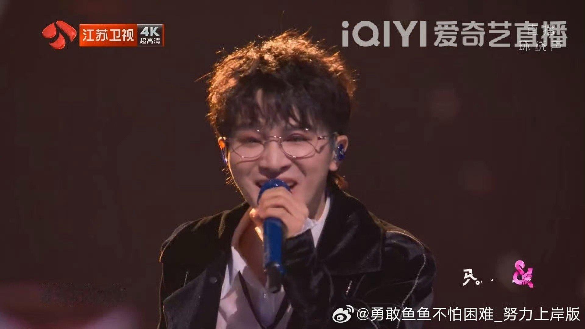 周深扭秧歌 感觉周深身体里住了个随时能跳秧歌的小精灵。音乐一起，他就自动切换成“