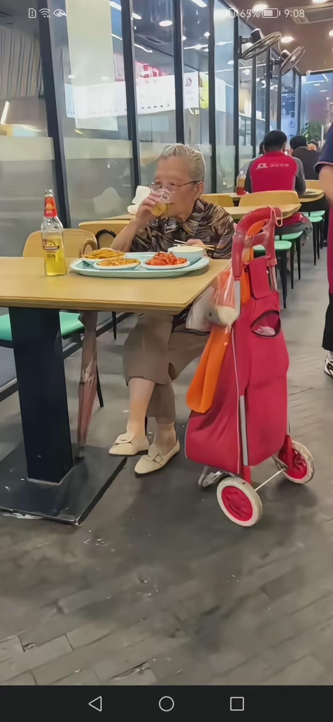 百岁老人独自下馆子，一杯小酒配几样小菜，这份从容，你羡慕吗？
那天在饭店吃饭，邻