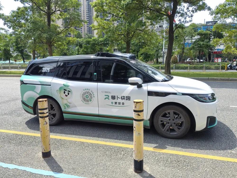 无人驾驶真在干活了：武汉跑出租，义乌送快递

武汉朋友说，路上看到方向盘自己转的