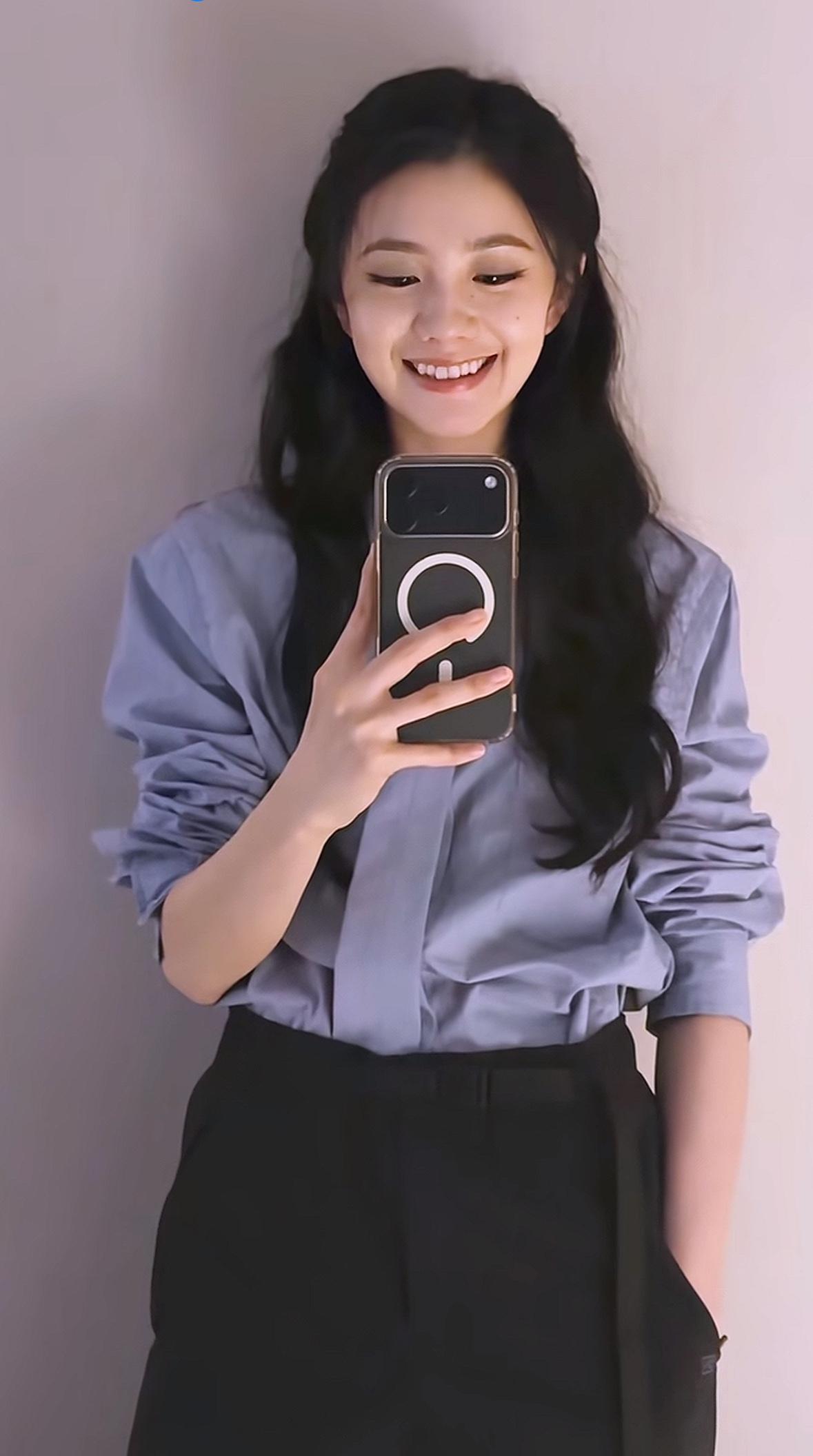 刘浩存自拍用的是什么手机，应该挺贵的吧