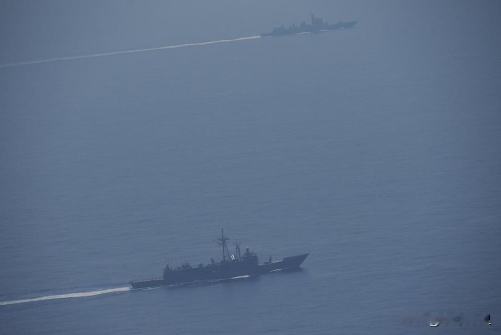 052D型驱逐舰、成功级护卫舰同框，7000吨级与4000吨级的对比。
对岸在美