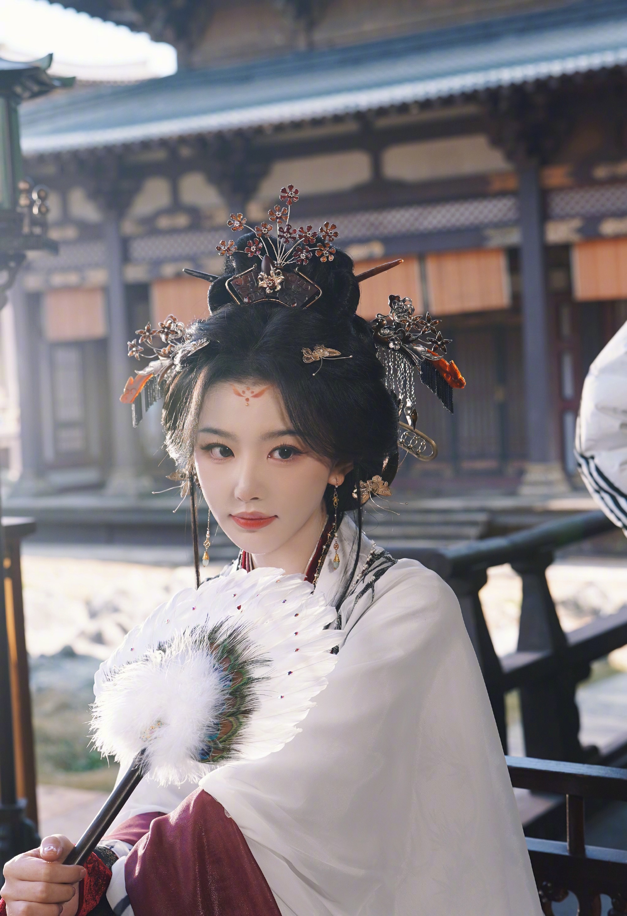 #晚安咪语##孔雪儿邓凯将门独后路透#奇迹雪儿新造型🈶！一身红衣美得很耀眼，期