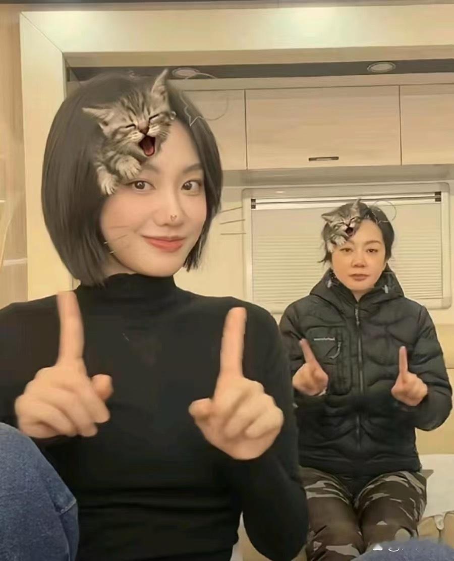 闫妮和女儿。女儿可真漂亮。 