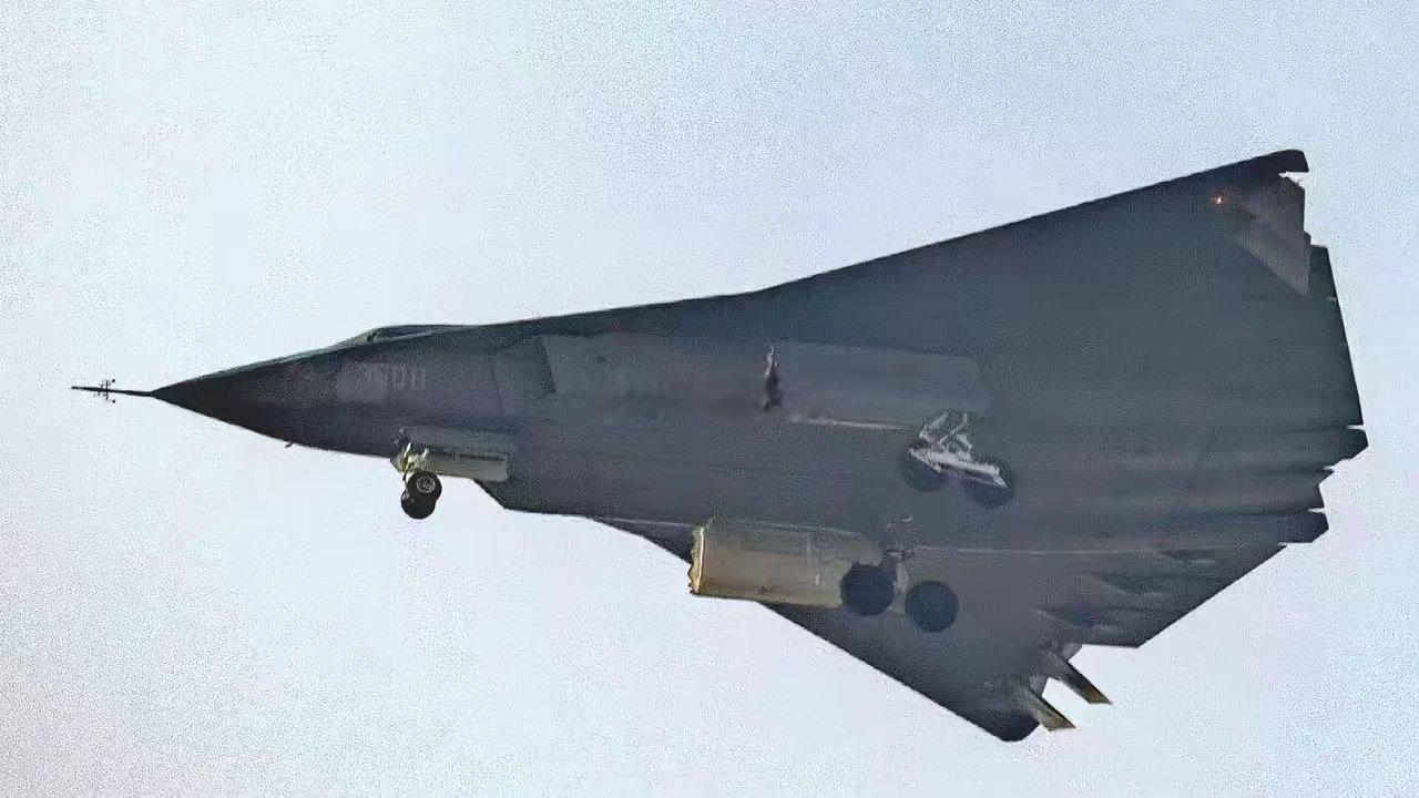 歼-36二号机升空，美媒炒作“中国恐慌”？真相：是中国军工的有序迭代 2025年