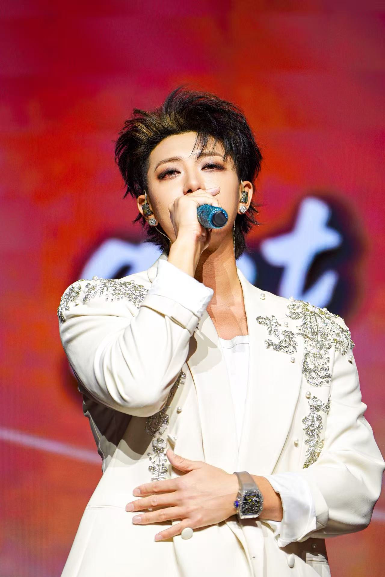 黄子韬巡演官宣 黄子韬终于又回归歌手身份了，演唱会巡演成都站官宣，高燃舞台、全新