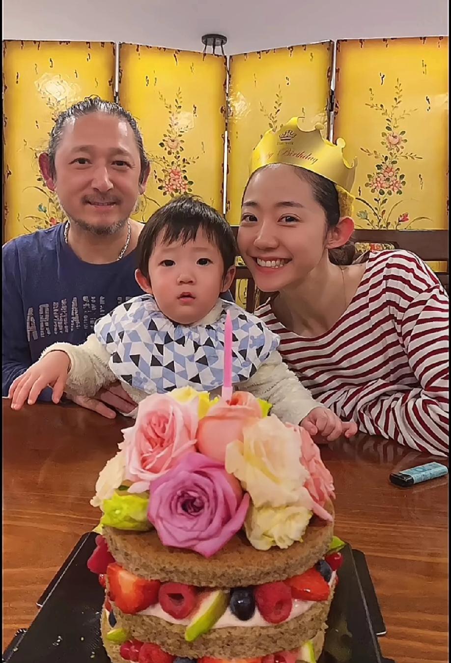 三宝从小就有好的家世，他妈妈也是很著名的音乐人，再加上好的才华和工作成就，觉着自