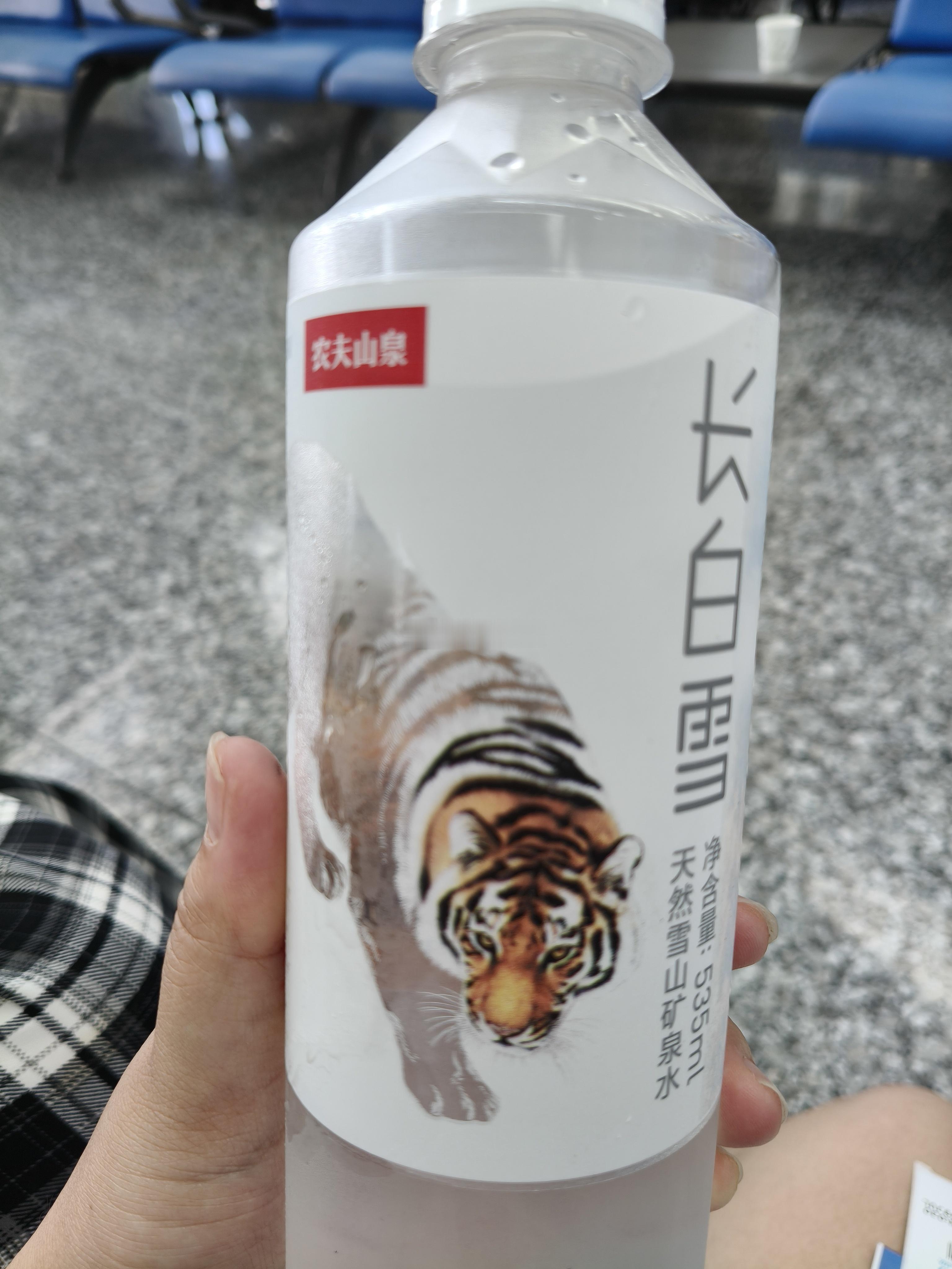 对，就是这个这个机场8块钱的水，也是被我喝到了 
