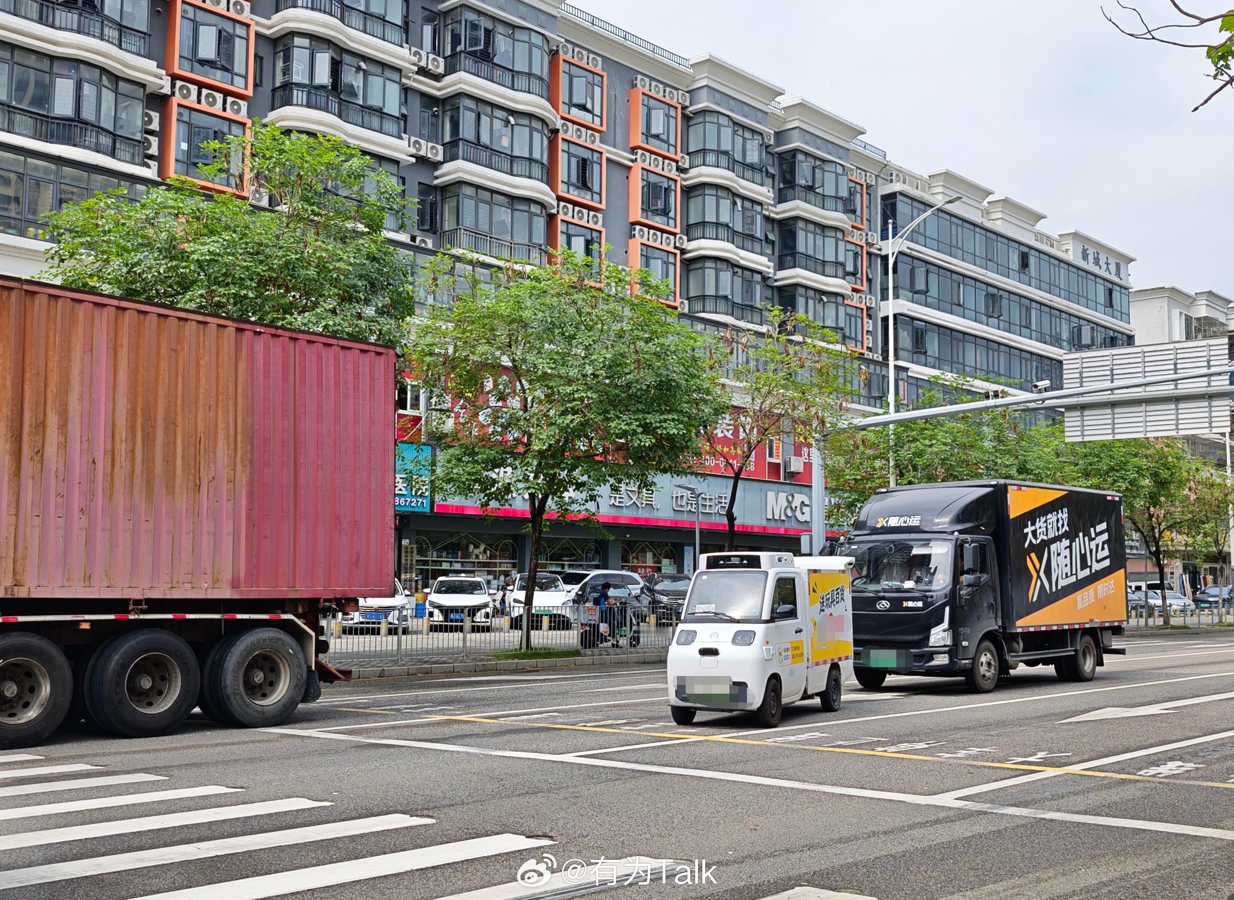 高校演出机器人突然拥抱女生 程序错误导致失误，还好没造成伤害今早在路口也遇到一起