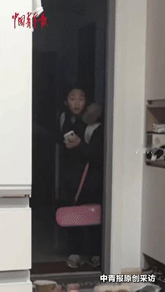 看哭了！近日山东威海，姐姐放学回家，打开家门发现妹妹正在家中等自己，姐姐立马哭了