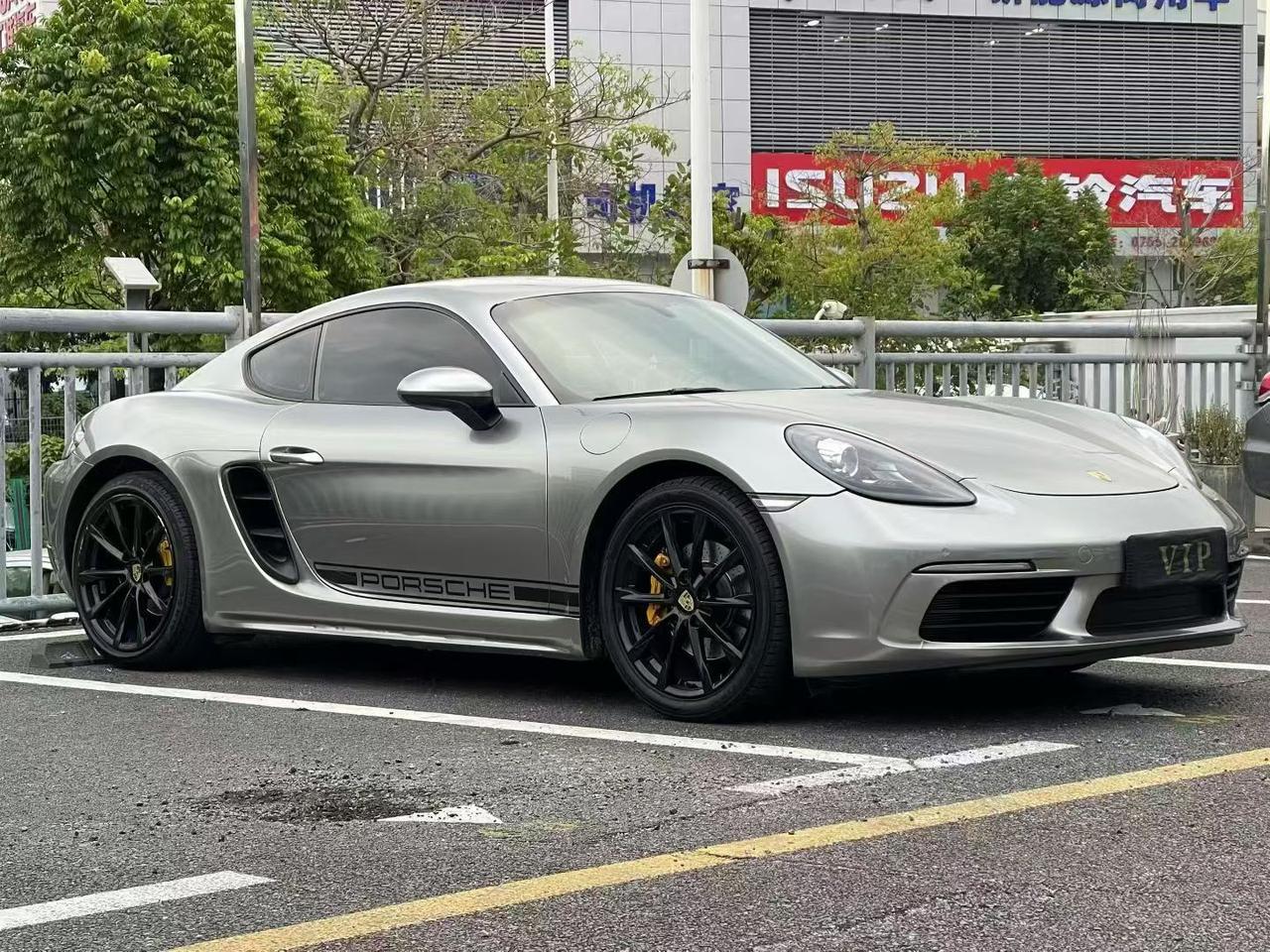 现在的保时捷是真便宜，
中置，水平对置发动机，7速PDK变速箱，
才6万4公里不