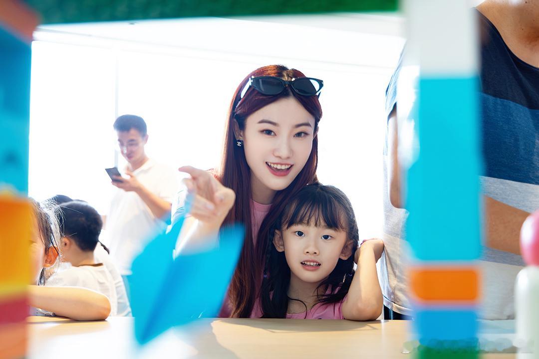 很开心这次能和女儿受邀参加乐高集团在太原万象城举办的“好玩爸妈”亲子游园会活动～