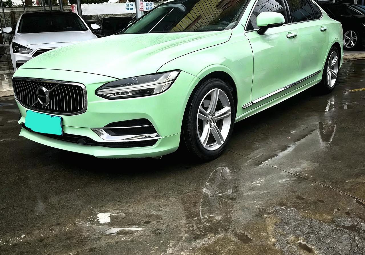 首先你一定要理解汽车改色膜究竟是个什么东西？它的主要成分就是塑料。所以你要弄明白