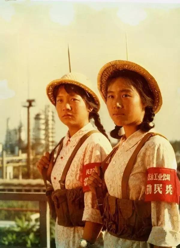 1964年，福建闽侯。一名特务如厕，趁看守不备，跳入粪坑逃亡。400民兵搜山两轮