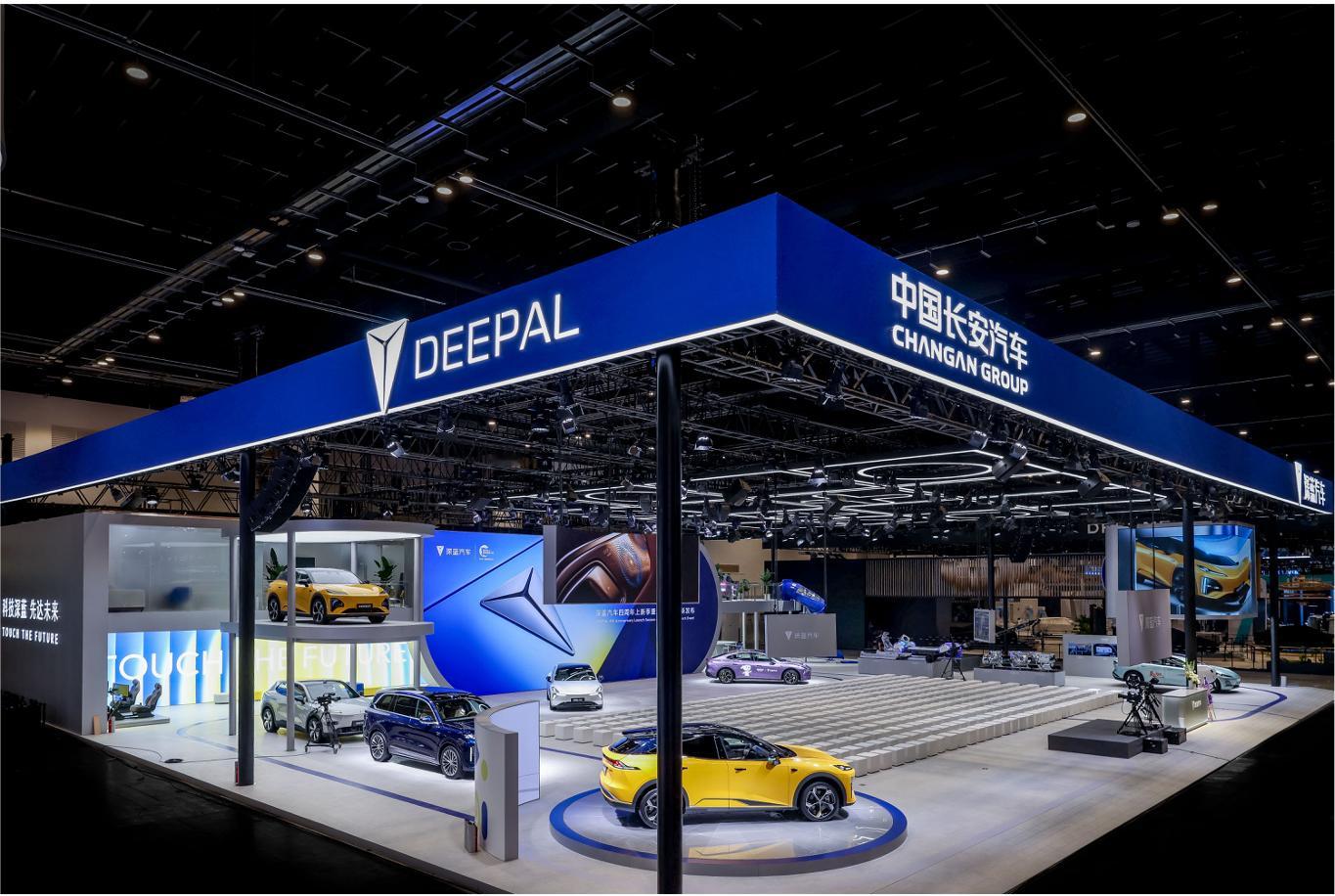 深蓝 S07 在北京车展的展台上备受关注。这款科技智能中型 SUV，用展区内的技