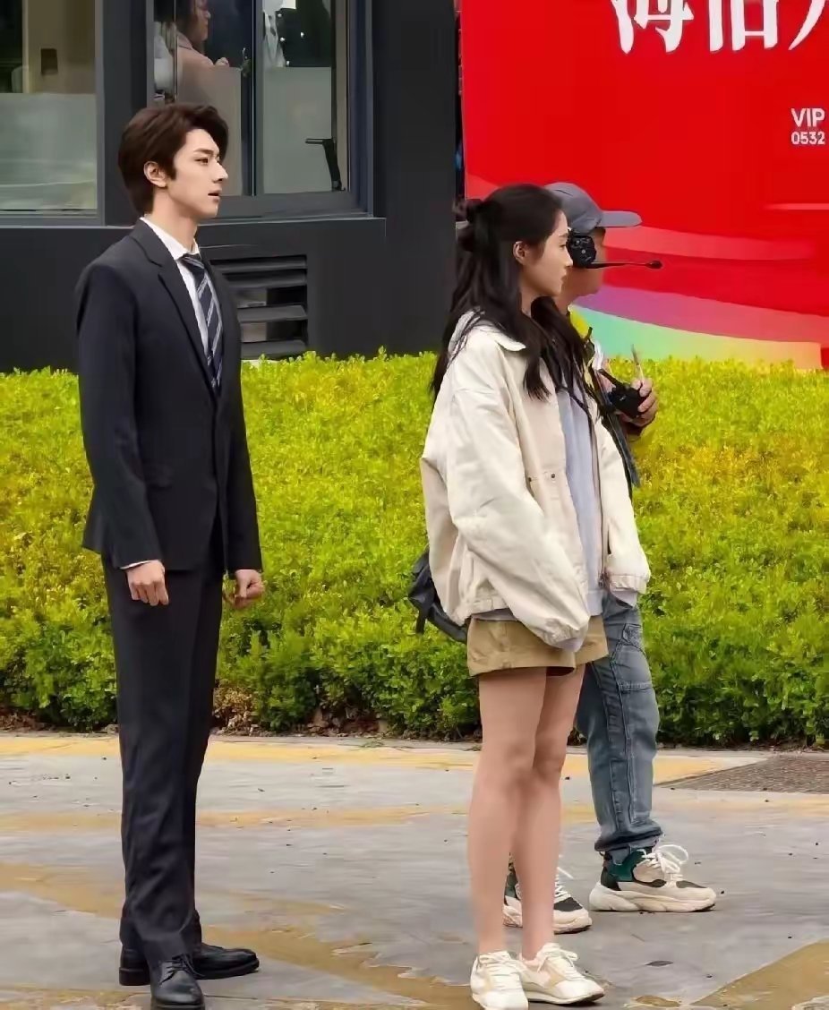 不是，关晓彤现实中也不是很高啊，还是她旁边的男生太高了，才显得她矮 