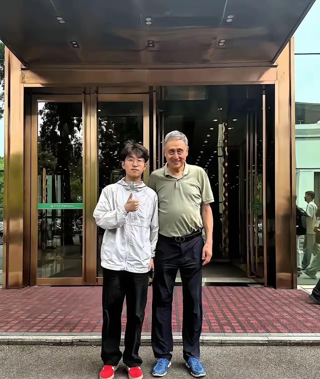 这张球迷和张路指导的合影，为啥能戳中这么多人？其实都是咱们球迷的心里话。
 
很