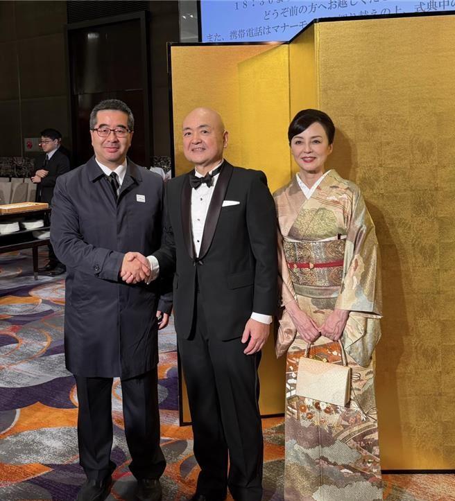 萧旭岑回台湾就变了？
2月9日晚，国民党副主席萧旭岑参加了日本驻台机构的酒会，公