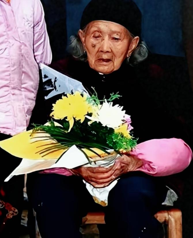 7个儿子，全部送上战场。丈夫，死了。老大，死了。老二，死了。老四，死了。老五，死