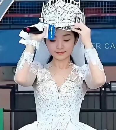 旺仔小乔 网红旺仔小乔走出荧幕来到现场举办演唱会，因为在演唱会上全程蒙面演唱导致
