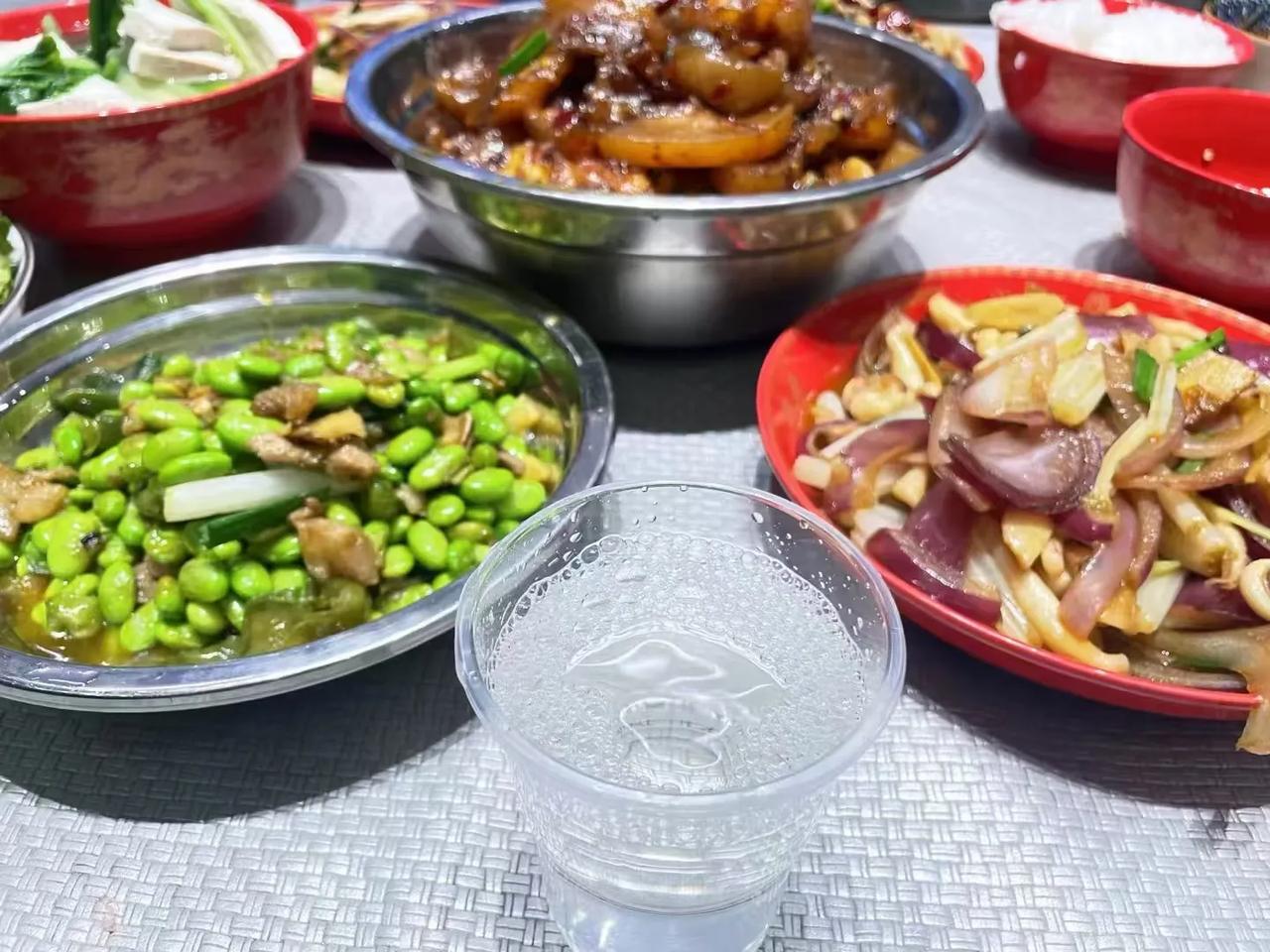 秋日晚餐
气温骤降，寒风初起，晚餐来杯小酒，美哉！
#秋日三餐打卡#