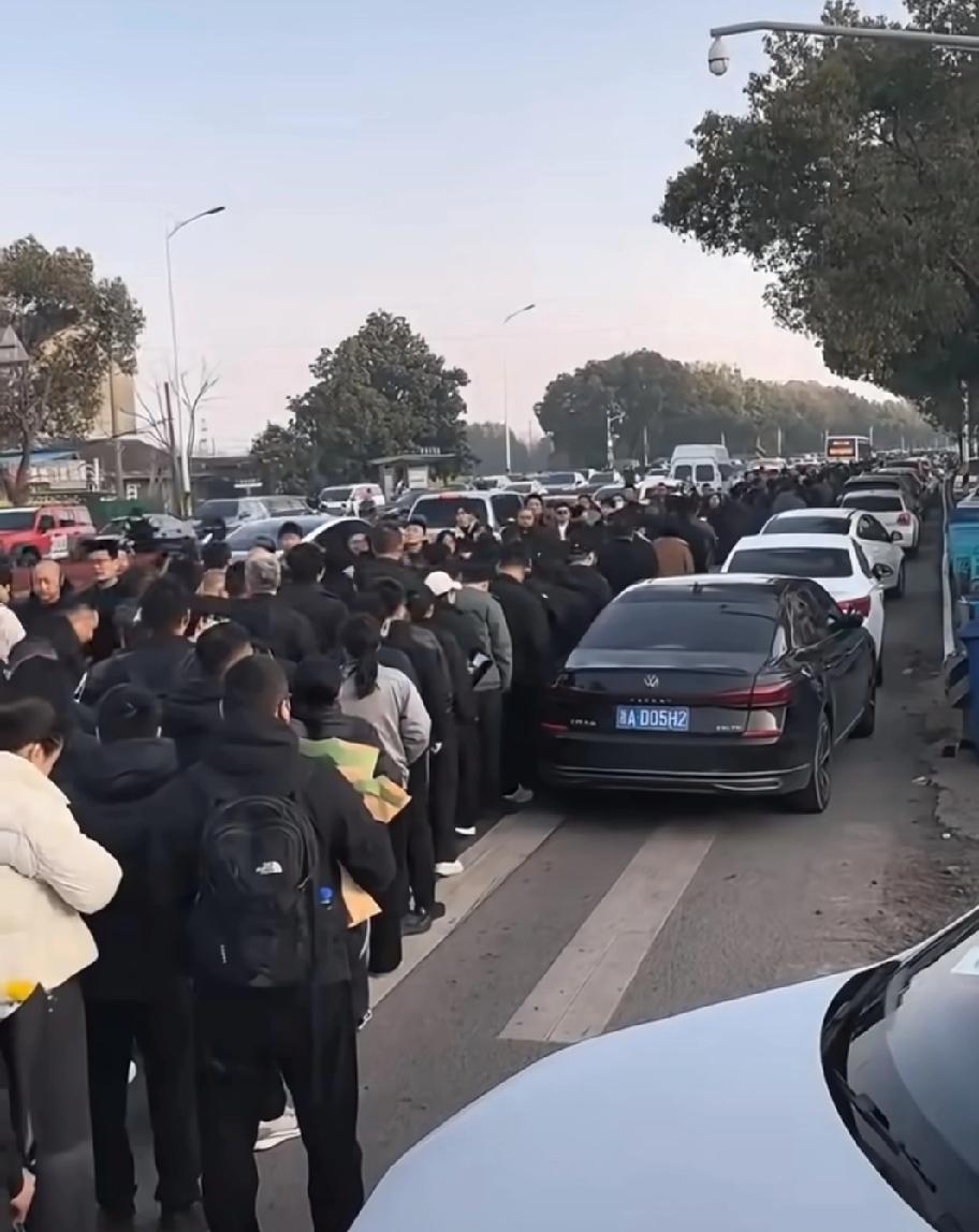 3月28日，苏州殡仪馆的马路两边站满了人，这些人都是来送别张雪峰老师最后一程的，