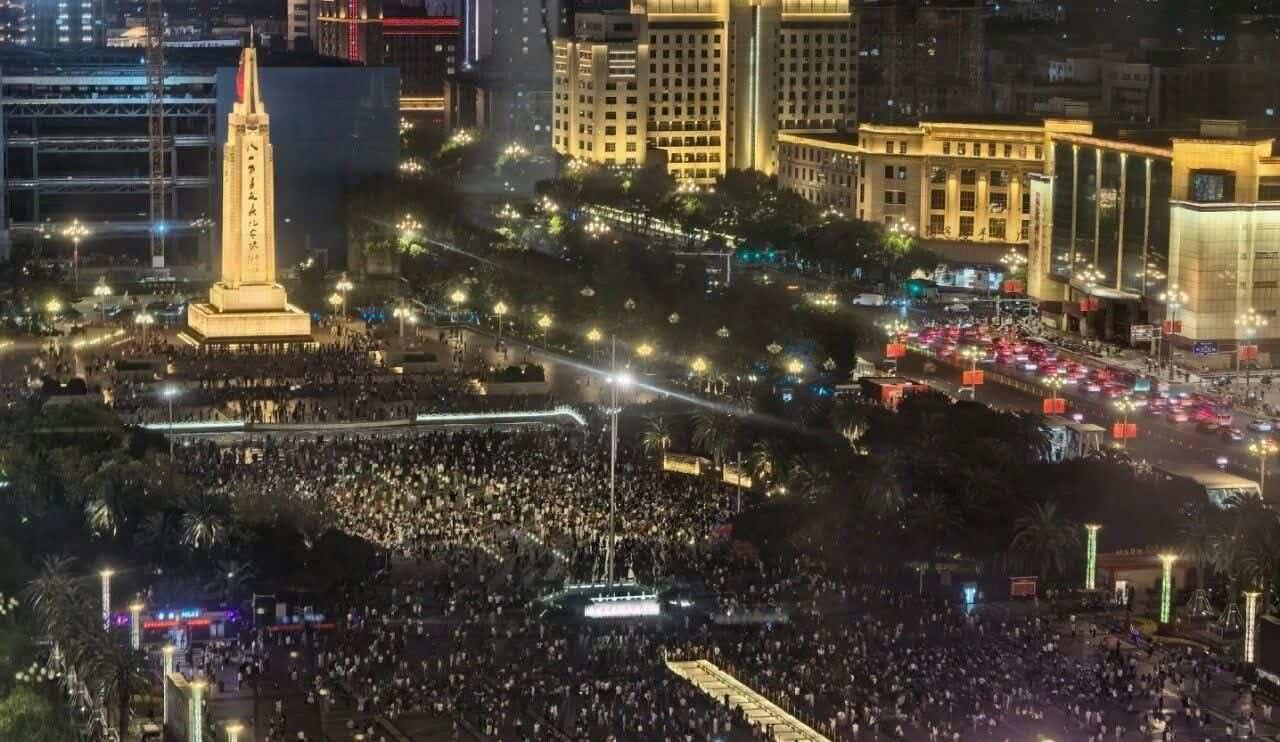 八一广场看升国旗，是南昌最满正能量、最高客流量的热门项目。很多外地朋友专程来南昌