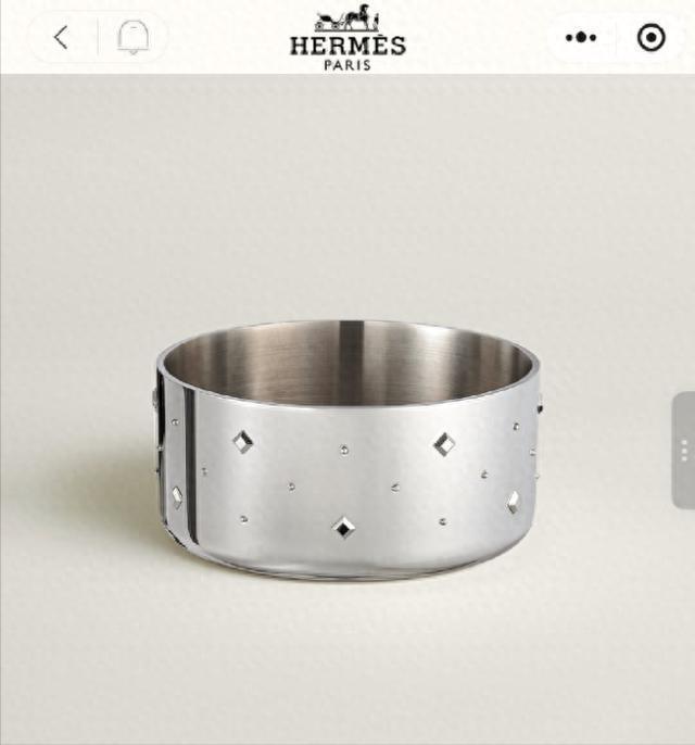 爱马仕狗碗超2万元！

日前，著名奢侈品牌爱马仕上架新款狗碗，售价超2万元。这个