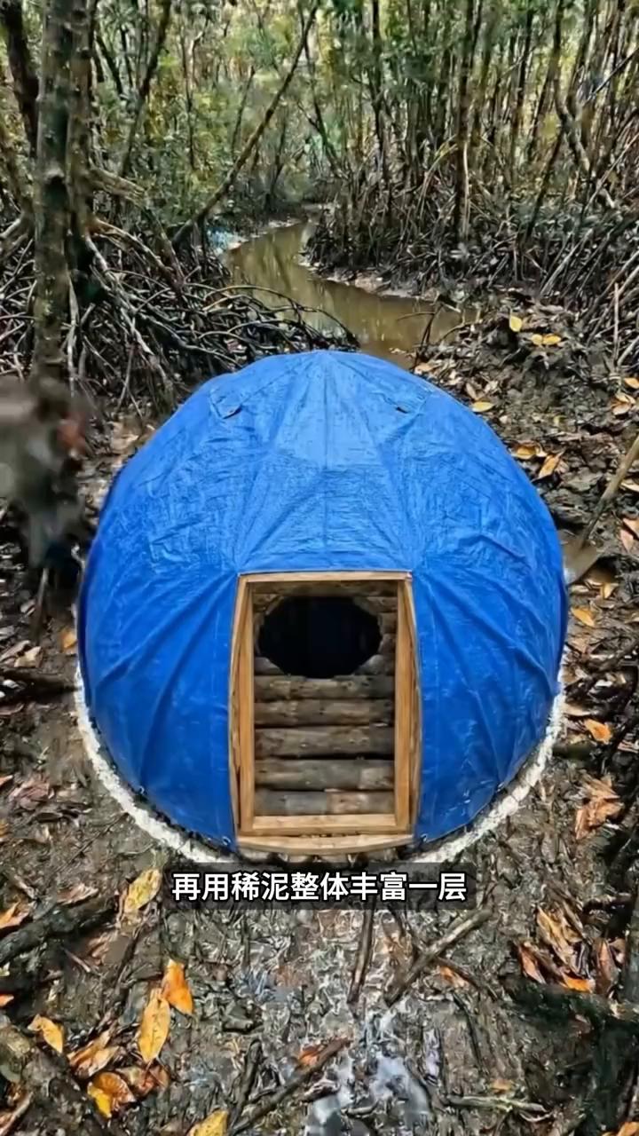 密林打造新家。
谁能想到男子买不起城里商品房，干脆钻进深山水沟边给自己挖出一套地