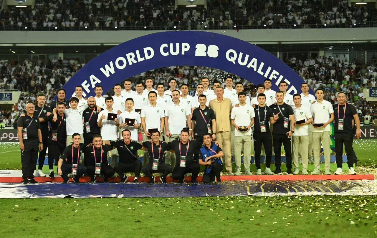 近日，乌兹别克斯坦历史性冲进2026世界杯，总统亲手将42台比亚迪（宋PLUS 