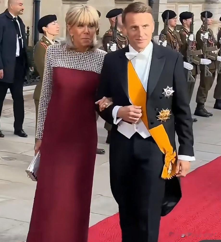 [黑脸]马克龙用邀请中国参加G7的虚幻，换得一张再访中国的门票，虽然明明知道这种