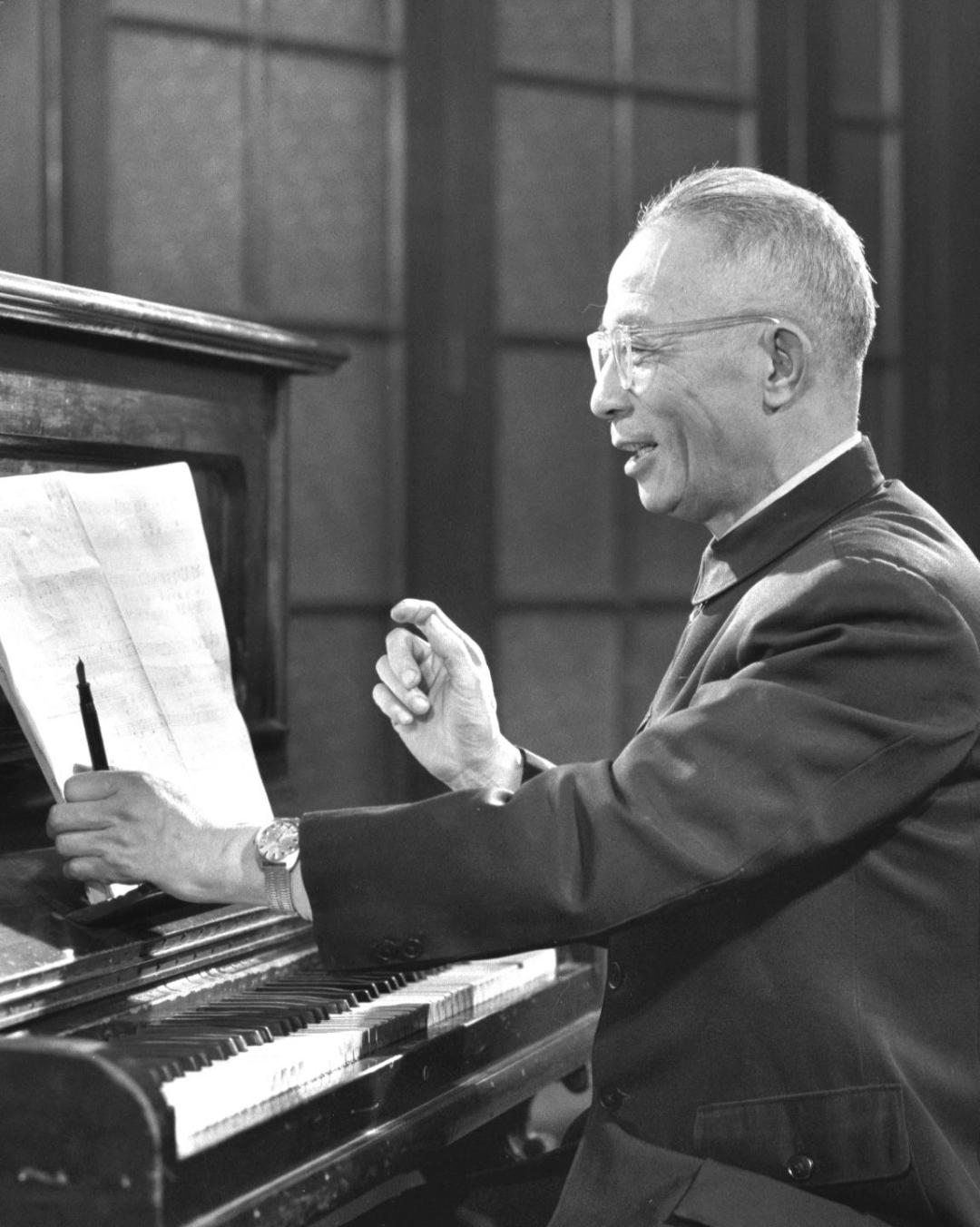 1950年，一列火车上，音乐家王莘突然大哭不已，乘客都以为他“神经病”，但王莘毫